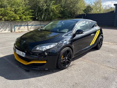 une photo d'une voiture noire et jaune garée sur un parking