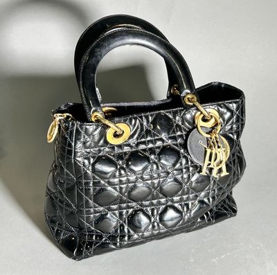 un petit sac à main noir muni d'une chaîne dorée