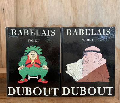 deux livres sur une étagère, avec la photo d'un homme et d'une femme