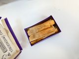 une boîte d'allumettes et un paquet d'allumettes posés sur une table