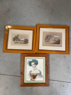 trois photos encadrées représentant une femme coiffée d'un chapeau et un homme coiffé d'un chapeau bleu