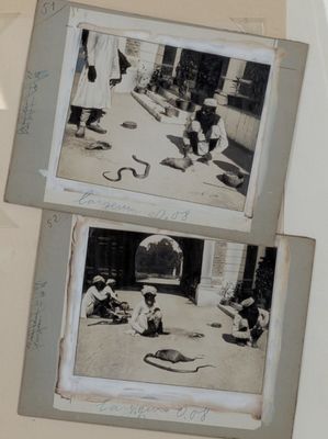 deux photos en noir et blanc représentant un homme et une femme jouant avec un serpent