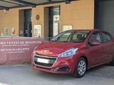 une petite voiture rouge garée devant un immeuble