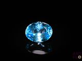 gros plan d'un diamant bleu sur une surface noire