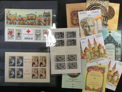 de nombreux types de timbres exposés dans une vitrine
