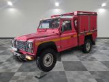 un camion de pompiers rouge garé sur un sol à damier