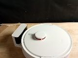 un faitout blanc avec un couvercle posé sur une table en bois