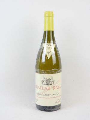 une bouteille de vin posée sur une table