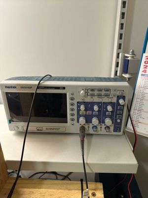 une photo d'un micro-ondes posé sur une table près d'un mur