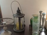 une petite table sur laquelle se trouvent une lampe et une assiette