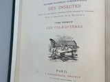 un livre ouvert sur lequel figure l'image d'un homme assis sur un banc