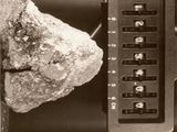 photographie en noir et blanc d'un rocher à côté d'une photo en noir et blanc d'un clavier d'ordinateur