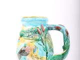une tasse à café bleue ornée d'un motif de poisson