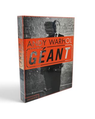 Le livre d'Andy Warhol, *Giant*, est exposé au musée.