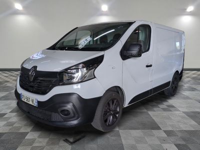 la camionnette blanche est garée sur un sol en damier dans le garage