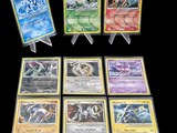 de nombreuses cartes Pokémon exposées sur un fond noir
