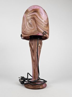 une image représentant une lampe avec un pied en bois et un abat-jour rose