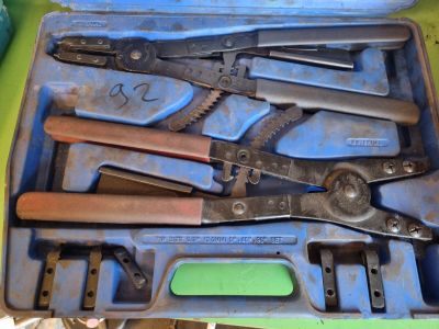 de nombreux outils dans une boîte à outils posée sur une table