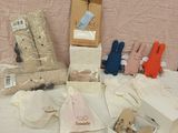 de nombreux objets posés sur une table avec un fond rose