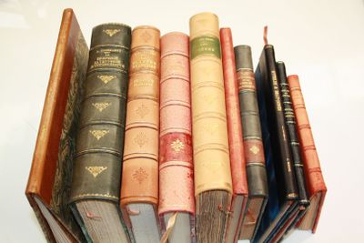 plusieurs vieux livres sont empilés sur une table