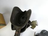 une photo montrant un masque à gaz et d'autres objets posés sur une table