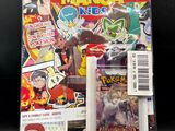 un paquet de cartes à collectionner Pokémon et un autocollant sur fond noir