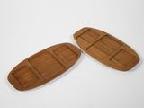 deux plateaux en bois posés sur une surface blanche