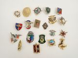 plusieurs types de badges sont disposés sur une surface blanche