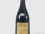 une bouteille de vin posée sur une table