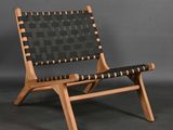 une image représentant une chaise en noir et blanc avec une structure en bois
