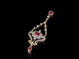 une image représentant un collier de diamants et de rubis sur fond noir