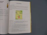 un livre ouvert sur lequel figure l'image d'une carte