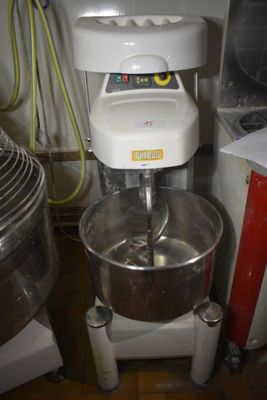 une photo d'un mixeur dans une cuisine, à côté d'autres appareils électroménagers