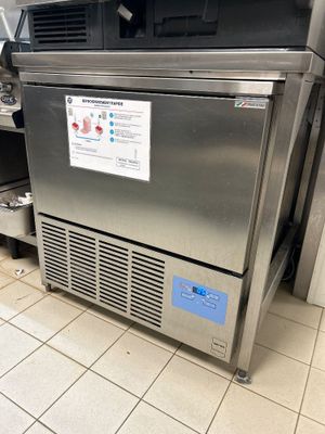 une machine posée sur le sol de la cuisine