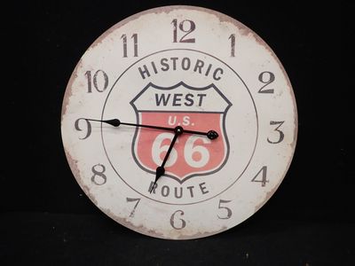 une horloge sur laquelle figure un panneau de la Route 66