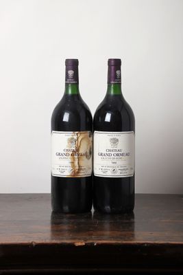 deux bouteilles de vin rouge posées sur une table en bois