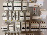 un gros plan sur un ensemble de disjoncteurs fixés au mur