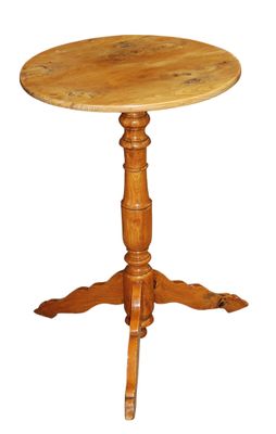 une photo d'une table en bois avec un plateau en bois