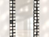miroir à reflets avec des carrés noirs et blancs sur une surface blanche