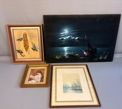 trois photos encadrées représentant des oiseaux et un bateau, posées sur une table