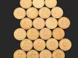 un gros plan sur un tas de pièces d'or sur fond noir