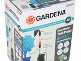 la boîte d'une pompe à eau Gardena est ouverte sur un fond blanc