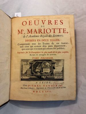 un livre ouvert sur lequel figure l'image d'un homme dans une voiture