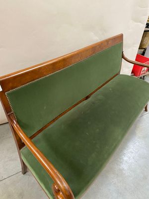 Une banquette en noyer et dessus velours vert , style Restau…