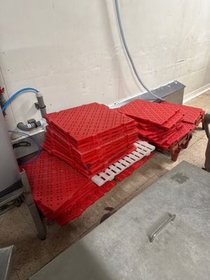 beaucoup de draps rouges posés sur une table dans une pièce