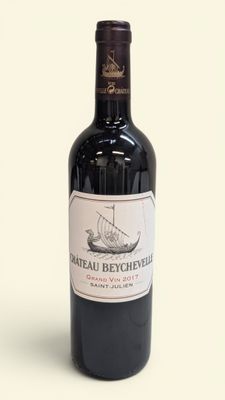 une bouteille de vin posée sur une table
