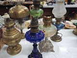 de nombreux vases en verre posés sur une table, accompagnés d'une étiquette de prix