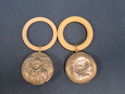 une paire de boucles d'oreilles en argent et en or ornées d'une tête de lion