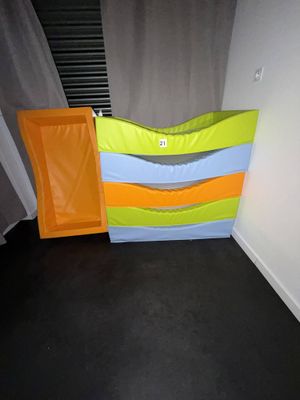 des bacs de rangement aux couleurs vives dans un coin de la pièce