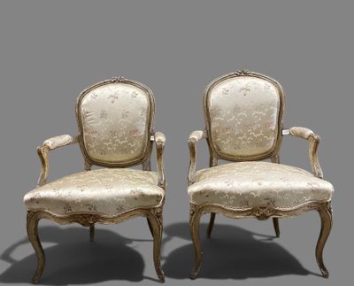 paire de fauteuils de style Louis XV avec dossiers rembourrés